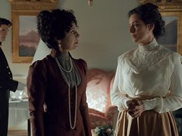 Adriana Ozores, Luz Valdenebro, and Yon González in Gran Hotel (2011)