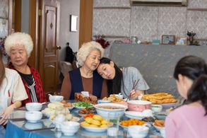 Shuzhen Zhao, Hong Lu, and Awkwafina in The Farewell (2019)