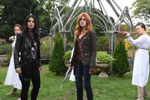 Emeraude Toubia and Katherine McNamara in Shadowhunters (2016)