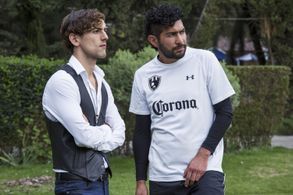Luis Gerardo Méndez and Ianis Guerrero in Club de Cuervos (2015)