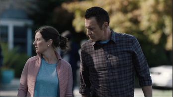 Julian McMahon and Lizzy Plimpton in FBI:Most Wanted