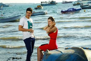 Alper Saldiran and Oya Unustasi in Kalbim Ege'de Kaldi: Bolum 3 (2015)