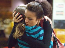 Andréia Horta and Daniela Piepszyk in Alice (2008)