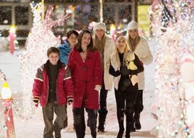 Kristin Davis, Kristin Chenoweth, Alia Shawkat, Dylan Blue, Kelly Aldridge, and Sabrina Aldridge in Deck the Halls (2006