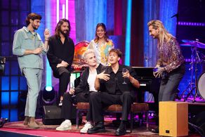 Bene Schulz, Luis Freitag, Bill Kaulitz, Tom Kaulitz, Nilam Farooq, and Álvaro Soler in That's My Jam mit Bill & Tom Kau