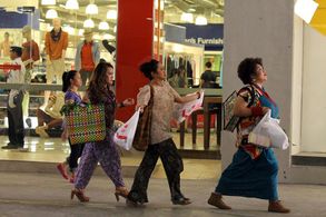 Eugene Domingo, Frenchie Dy, and Sweet Plantado in I Do Bidoo Bidoo: Heto nApo sila! (2012)