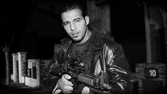 The actor Akim Colour on Film Izglītības The dog crying.