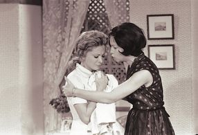 Glória Menezes and Glauce Rocha in Irmãos Coragem (1970)