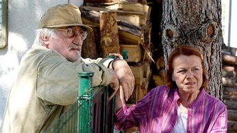 Iva Janzurová and Pavel Landovský in Chytte doktora (2007)