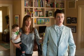 Jennifer Garner, Dylan Minnette, Elise Vargas, and Zoey Vargas in Alexander and the Terrible, Horrible, No Good, Very Ba