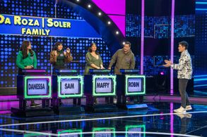 Robin Da Roza, Dingdong Dantes, Maffy Soler-Da Roza, Samantha Da Roza, and Danessa Soler in Family Feud Philippines (202