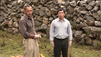Oscar Ludeña (police deputy) and Oswaldo Salas (police detective Waldo Mamani) in a scene of the peruvian feature film 