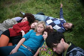 Pavlína Storková, Zuzana Onufráková, Simona Babcáková, Jakub Zácek, Michal Kern, and Václav Neuzil in Zoufalci (2009)