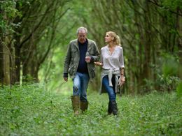 Jeremy Clarkson and Lisa Hogan in Clarkson's Farm (2021)