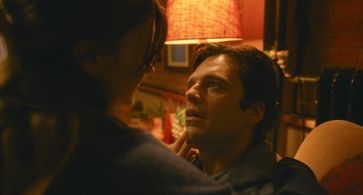 Sebastian Stan and Daisy Edgar-Jones in Fresh (2022)