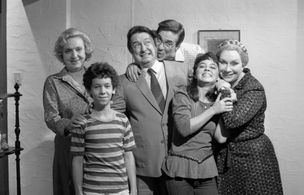 Lélia Abramo, Mário Benvenutti, Renata Fronzi, Élida L'Astorina, Laerte Morrone, and Paulo Vignolo in Pão Pão, Beijo Bei