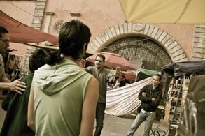 Carlos Cuarón on the set of Besos de azúcar