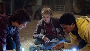 Reese Hartwig, Astro, and Teo Halm in Earth to Echo (2014)