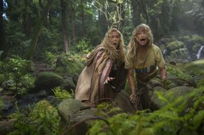 Goldie Hawn and Amy Schumer in Snatched (2017)
