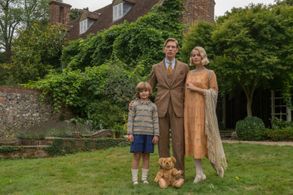 Domhnall Gleeson, Margot Robbie, and Will Tilston in Goodbye Christopher Robin (2017)