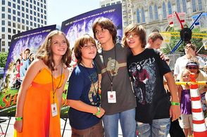 Jimmy Bennett and Jolie Vanier in Shorts (2009)