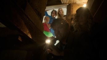 Jaime King, Jason Ritter, Brighton Sharbino, Rio Mangini, Jason Maybaum, and Kingston Foster in Bitch (2017)