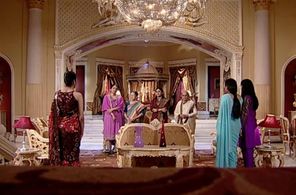 Mita Vashisht, Neelam Mehra, Lily Patel, and Nayan Bhatt in Kahaani Ghar Ghar Kii (2000)