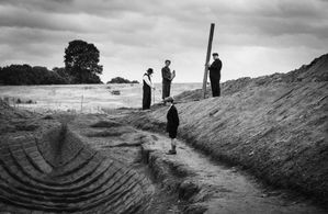 Ralph Fiennes, Archie Barnes, Joe Hurst, and James Dryden in The Dig (2021)