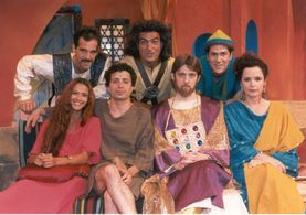 Nevo Kimchi, Sharon Raginiano, Liora Rivlin, Shalom Shmuelov, Dor Zweigenboim, Elinor Aharon, and Udi Gil in Chatzi HaMe