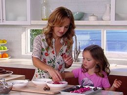 Giada De Laurentiis and Jade Thompson in Giada at Home 2.0 (2008)