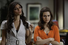 Zoe Jarman and Amanda Setton in The Mindy Project (2012)