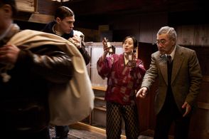 Dean Newcombe, Akira Emoto and Manami Higa in Tobe! Dakota