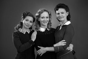 Anna Geislerová, Klára Melísková, and Gabriela Mícová in Zahradnictví: Rodinný prítel (2017)