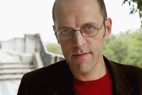 José Wallenstein in Prisioneira (2019)