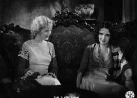 Betty Amann and Camilla Horn in Hans in allen Gassen (1930)