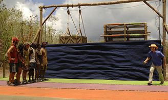 Jeff Probst, Stacy Kimball, Cassandra Franklin, Yau-Man Chan, Earl Cole, Andria Herd, and Kenward Bernis in Survivor: I 