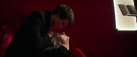 Tom Sturridge and Mason Alexander Park in The Sandman (2022)