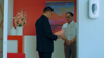 Albert Martinez and Monti Parungao in Las hermanas (2021)