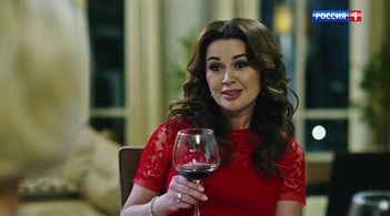 Anastasiya Zavorotnyuk in Mezhdu nami, devochkami. Prodolzheniye: Episode #1.16 (2019)