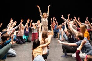 Dulcie Smart as acting coach Hannah Garson in Nö