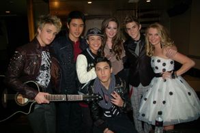 IM5(Dalton Rapatoni, WIll Jay, Dana Vaughns, Gabe, Cole Pendry, Sarah McMullen & Macy Medford backstage at the loveisres
