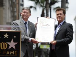 Simon Fuller and Leron Gubler in American Idol (2002)