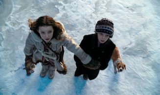 Ben Walker and Dakota Blue Richards in The Golden Compass (2007)