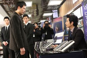 Jae-yeong Jeong and Shi-hoo Park in Confession of Murder (2012)