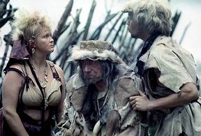 Armen Dzhigarkhanyan, Natalya Gundareva, and Aleksandr Kuznetsov in Dve strely. Detektiv kamennogo veka (1989)