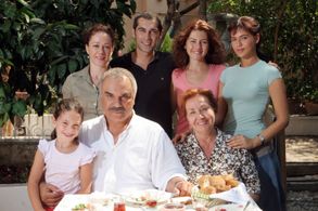 Halil Ergün, Güven Hokna, Bennu Yildirimlar, Gökçe Bahadir, Caner Kurtaran, Fahriye Evcen Özçivit, and Efsun Karaali in 