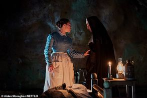 Florence Pugh (lib) Josie Walker (Sister Michael) The Wonder. Netflix 2022.