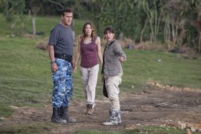 Bruce Campbell, Kiele Sanchez, and Ilza Ponko in Burn Notice: The Fall of Sam Axe (2011)