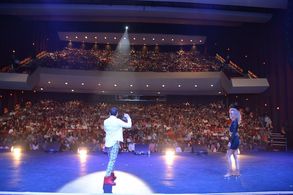 Johnny Ray takes a selfie in the hugely successful 'Esto Si Es Un Show' 2016