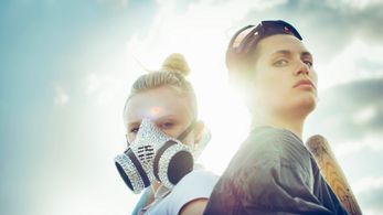 Maria Dragus and Ella Rumpf in Tiger Girl (2017)